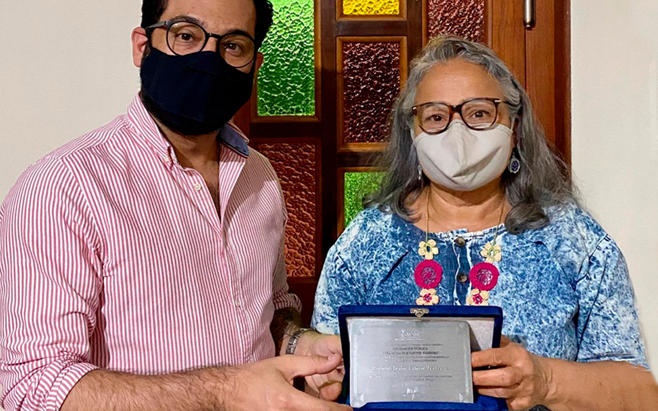Asman homenageia nutricionista com placa e certificado de reconhecimento público